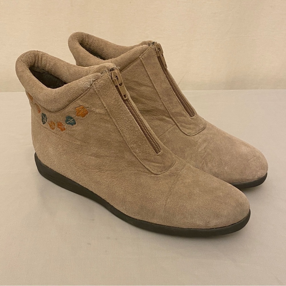 Beacon Leaf Embroidered Suede Leather Booties Womens Ankle Boots Size 8.5 Beige - Picture 2 of 13